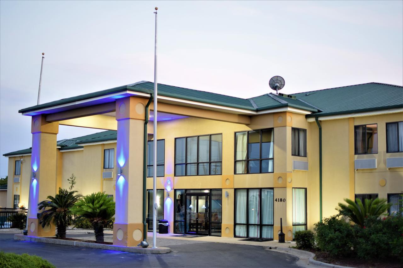 Days Inn By Wyndham Montgomery Exterior photo