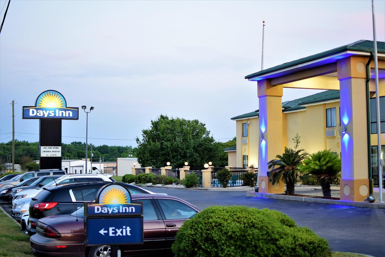 Days Inn By Wyndham Montgomery Exterior photo