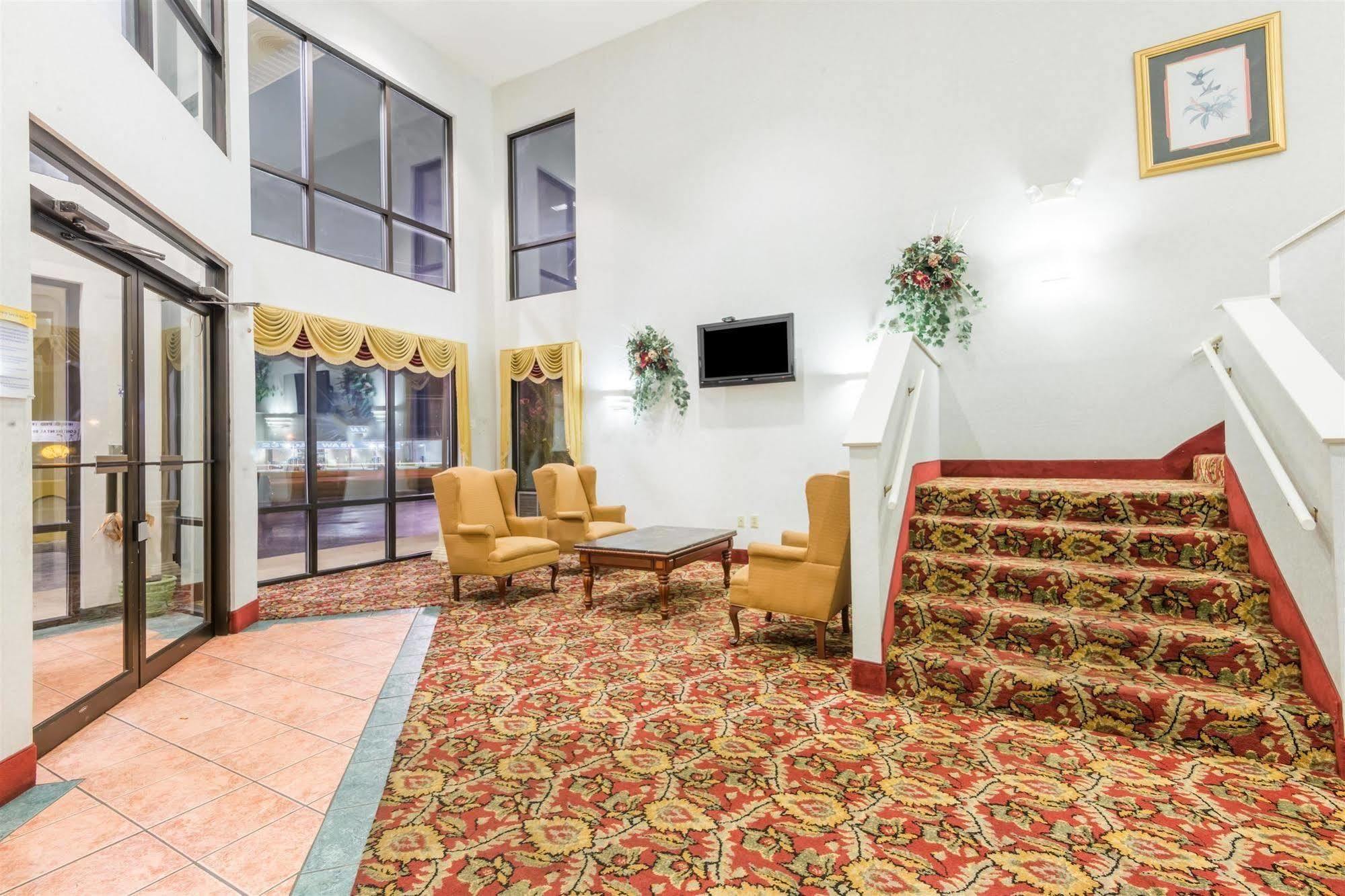 Days Inn By Wyndham Montgomery Exterior photo