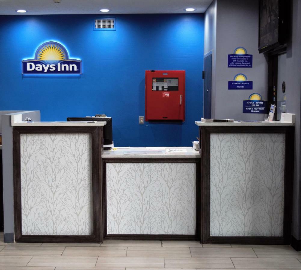 Days Inn By Wyndham Montgomery Exterior photo