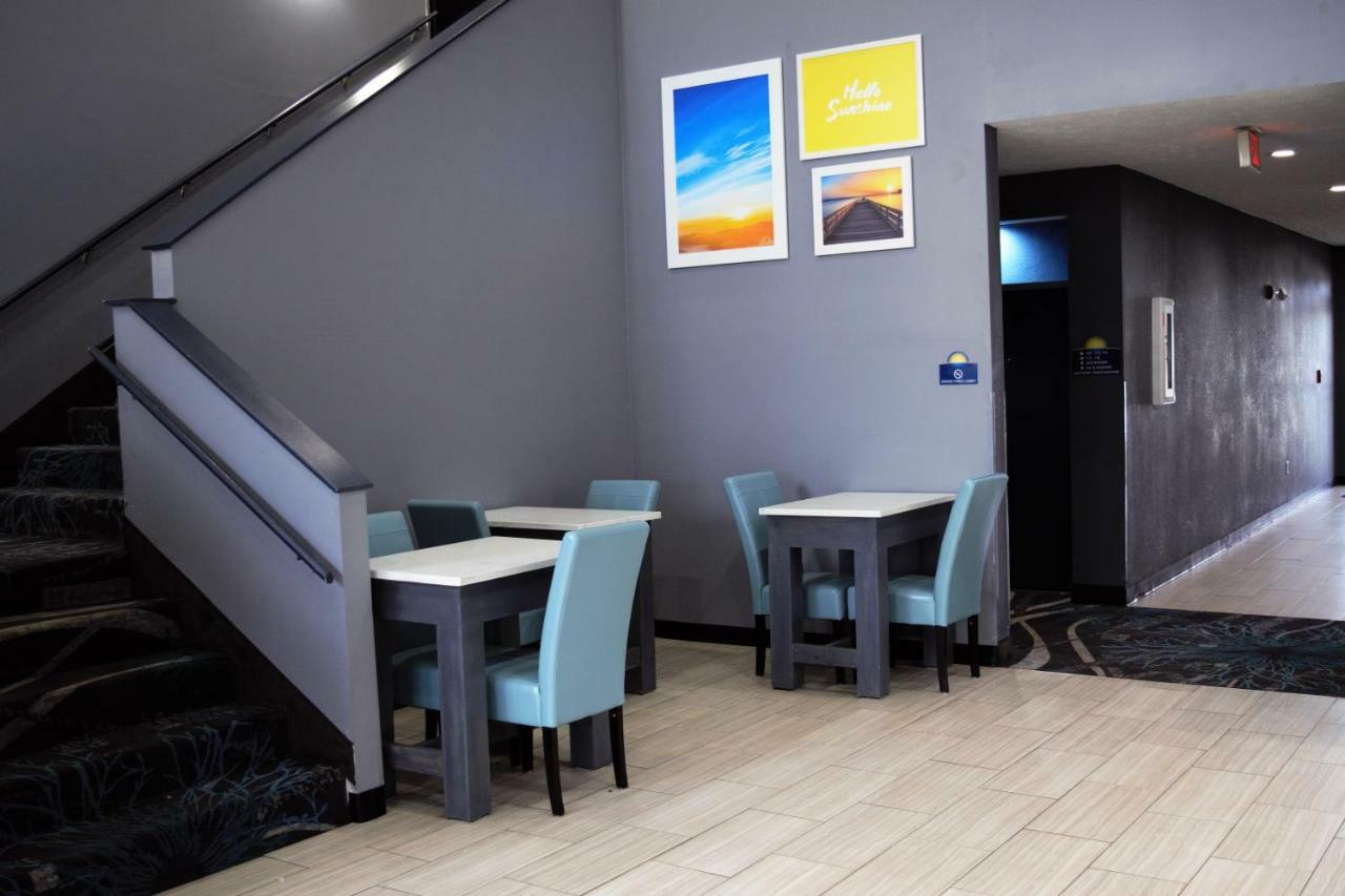 Days Inn By Wyndham Montgomery Exterior photo
